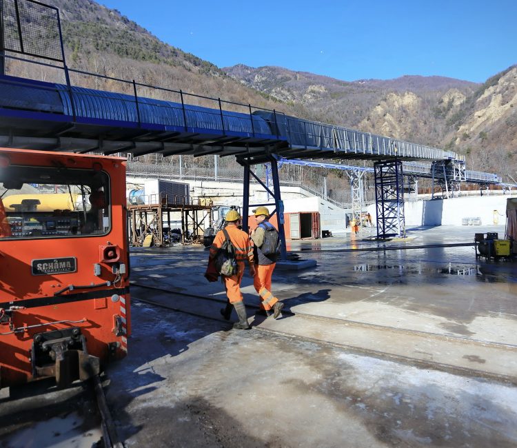 Chiomonte: cantiere del tunnel geognostico della Maddalena                         fotografia di Michele