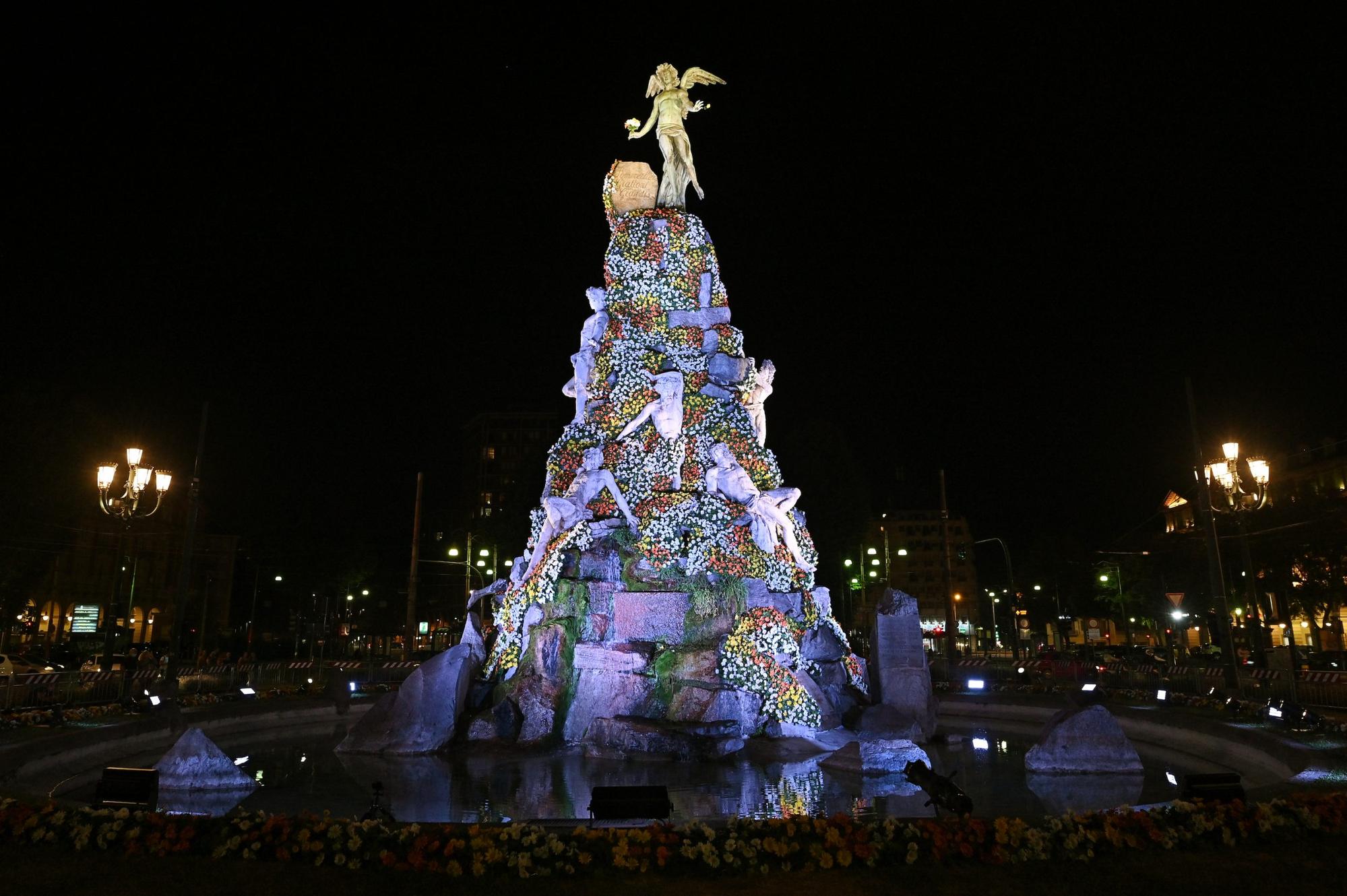 Fréjus 150 : un manteau de marguerites sur le monument