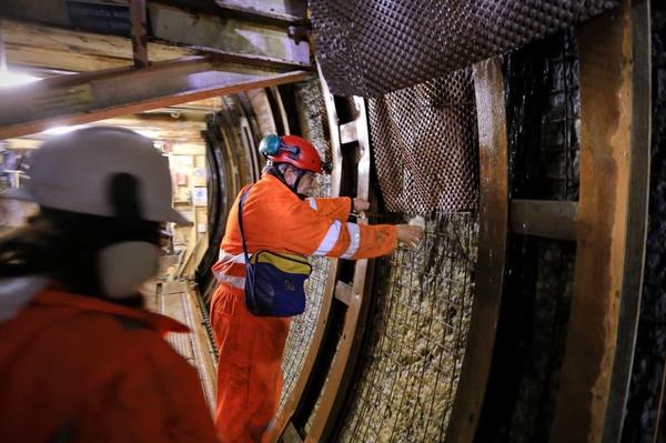 Geothermal energy from the base tunnel