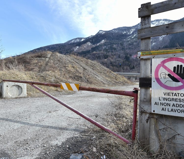 Il degrado nella zona di Salbertrand dove sorgerà il nuovo cantiere Tav, Torino, 27 gennaio 2020 ANSA / ALESSANDRO DI MARCO